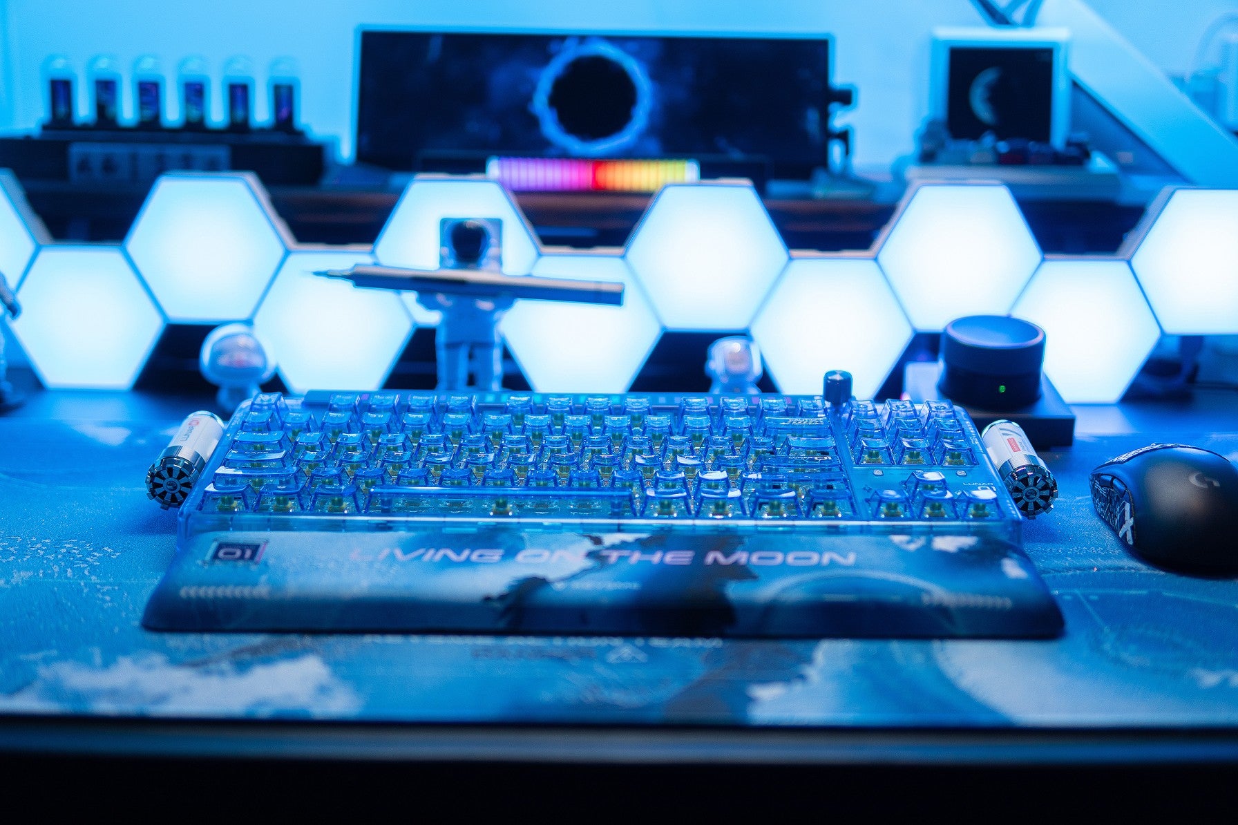 keysme lunar 01 crystal blue custom rocketship mechanical keyboard.jpg__PID:00035a60-8245-456d-ac1d-e6611a13915a